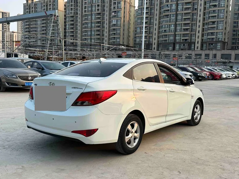 Hyundai Rena 2016 1.4L Automatic Intelligent GLS — photograph 8