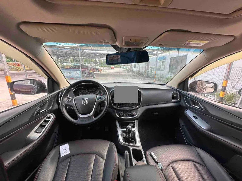Baojun 560 2015 1.8L Manual Luxury Model — photograph 6