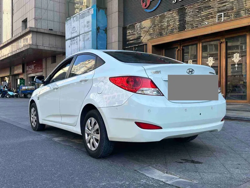 Hyundai Reina 2013 3-compartment 1.4L Automatic Standard GL — photograph 9