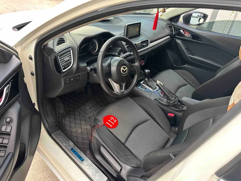 Mazda Axela Onksera 2014 sedan 1.5L automatic luxury model — photograph 4