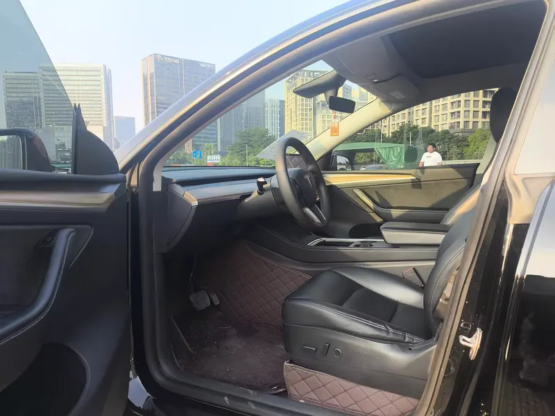 2021 Tesla Model Y Standard Range RWD — interior photograph 4 of 9