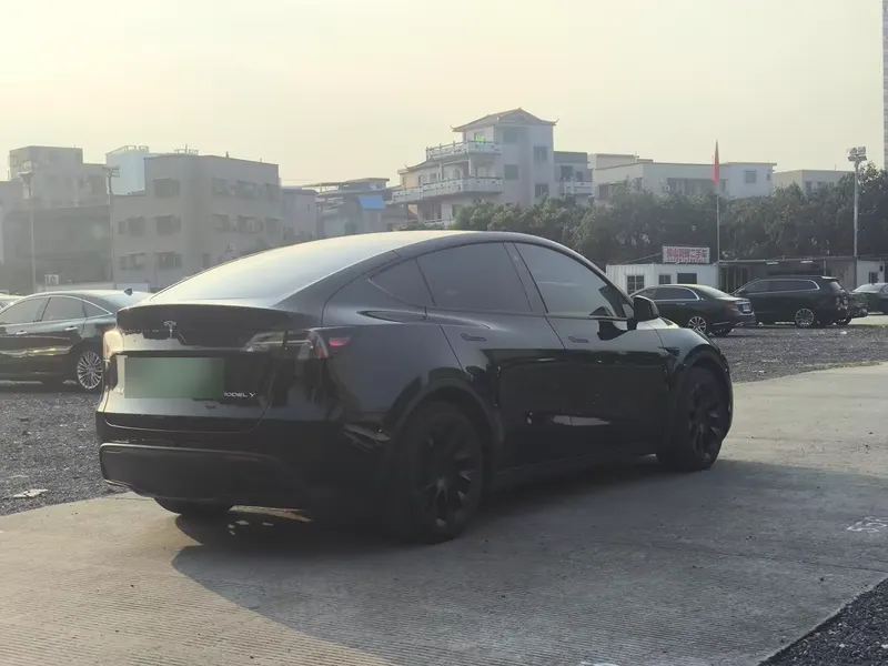 2021 Tesla Model Y Standard Range RWD — exterior photograph 7 of 9