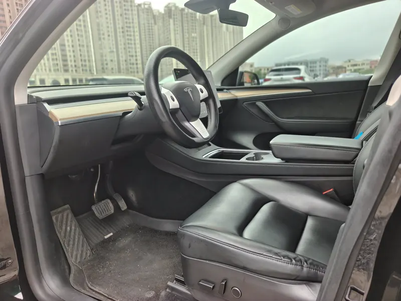 2022 Tesla Model Y RWD — interior photograph 5 of 9