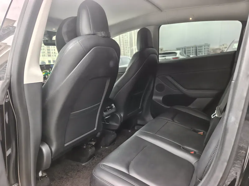 2022 Tesla Model Y RWD — interior photograph 6 of 9
