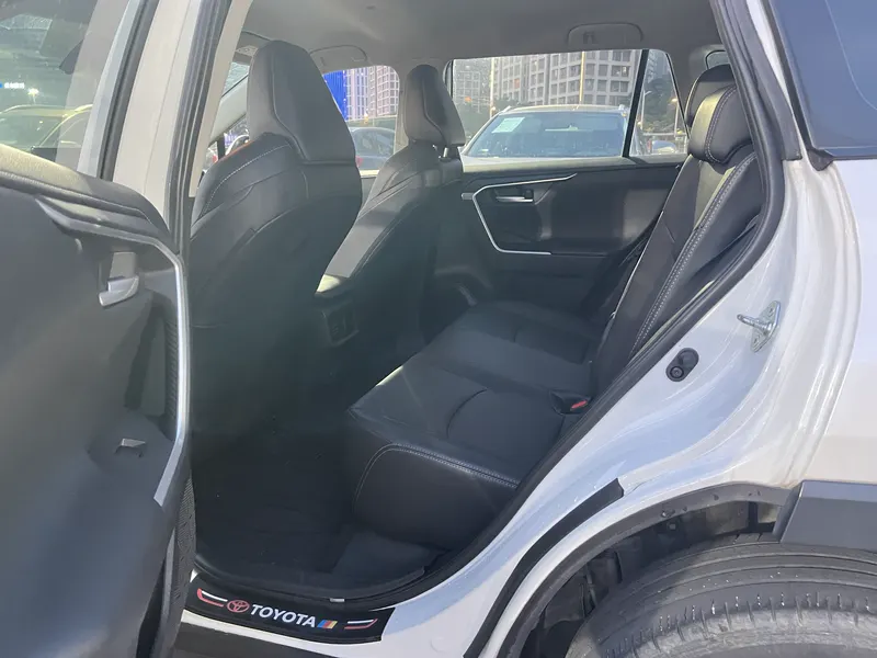 2022 Toyota Wildlander 2.0L CVT FWD Luxury PLUS — interior photograph 6 of 9