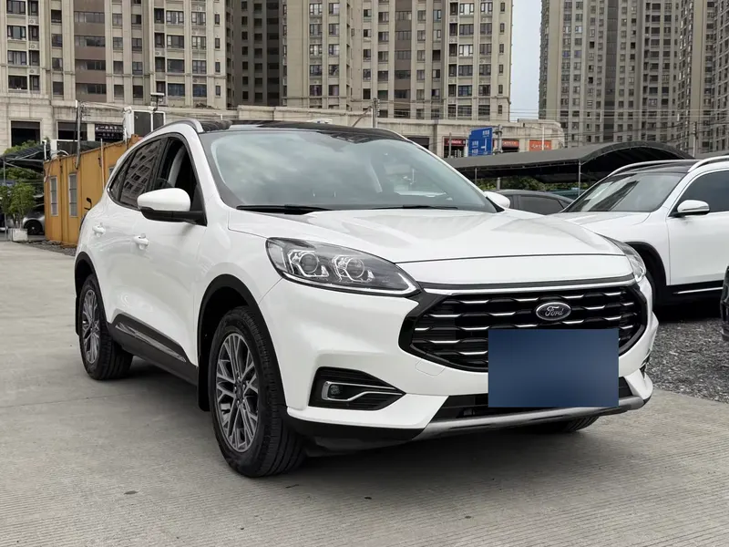 2020 Ford Escape EcoBoost 245 FWD, front three-quarter view