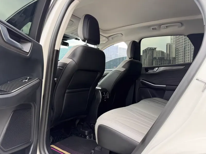 2020 Ford Escape EcoBoost 245 FWD — interior photograph 4 of 9
