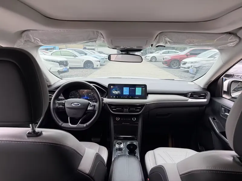 2020 Ford Escape EcoBoost 245 FWD — interior photograph 5 of 9