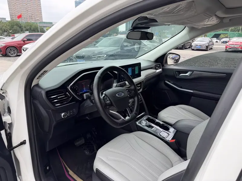 2020 Ford Escape EcoBoost 245 FWD — interior photograph 6 of 9
