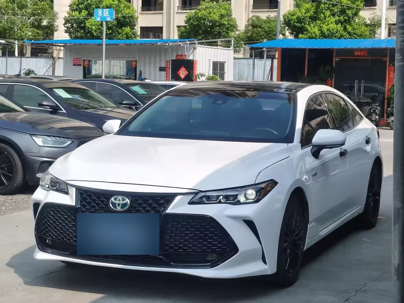 2019 Toyota Avalon Hybrid 2.5L XLE, front three-quarter view