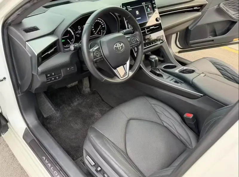 2019 Toyota Avalon Hybrid 2.5L XLE — interior photograph 4 of 9
