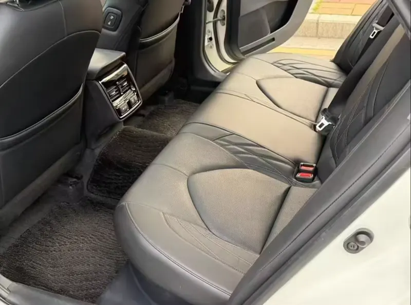 2019 Toyota Avalon Hybrid 2.5L XLE — interior photograph 5 of 9