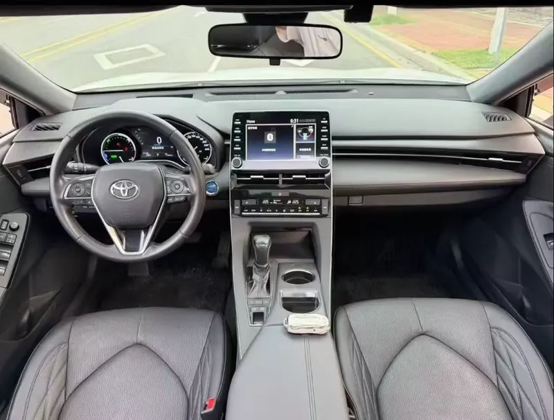 2019 Toyota Avalon Hybrid 2.5L XLE — interior photograph 6 of 9