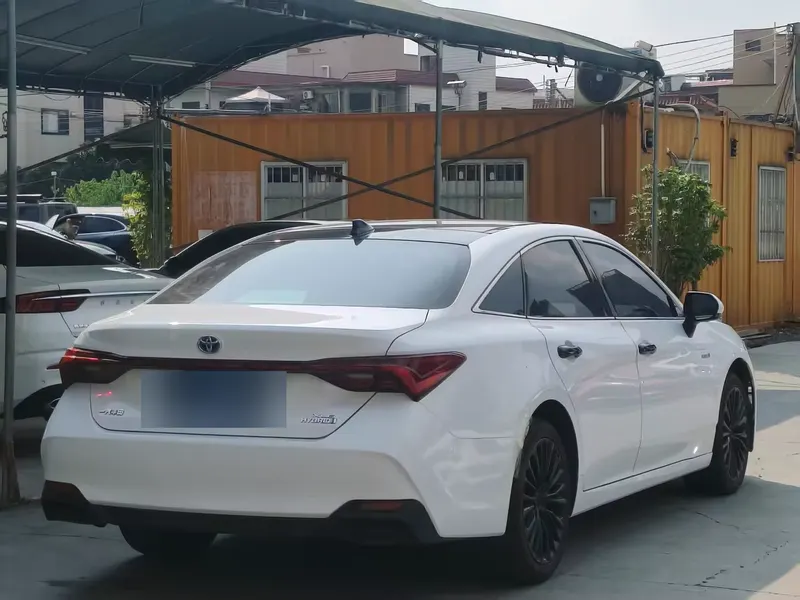 2019 Toyota Avalon Hybrid 2.5L XLE — exterior photograph 8 of 9