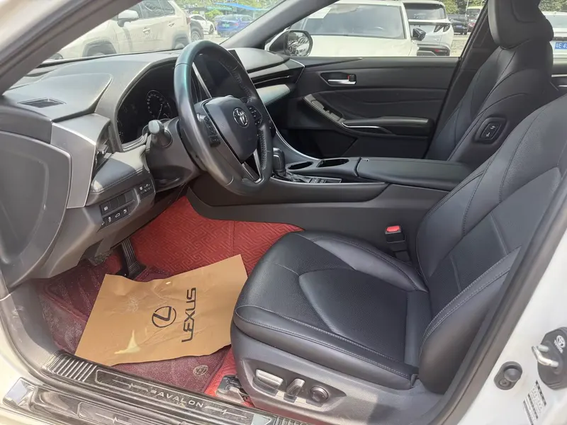 2023 Toyota Avalon Hybrid 2.5L — interior photograph 4 of 9