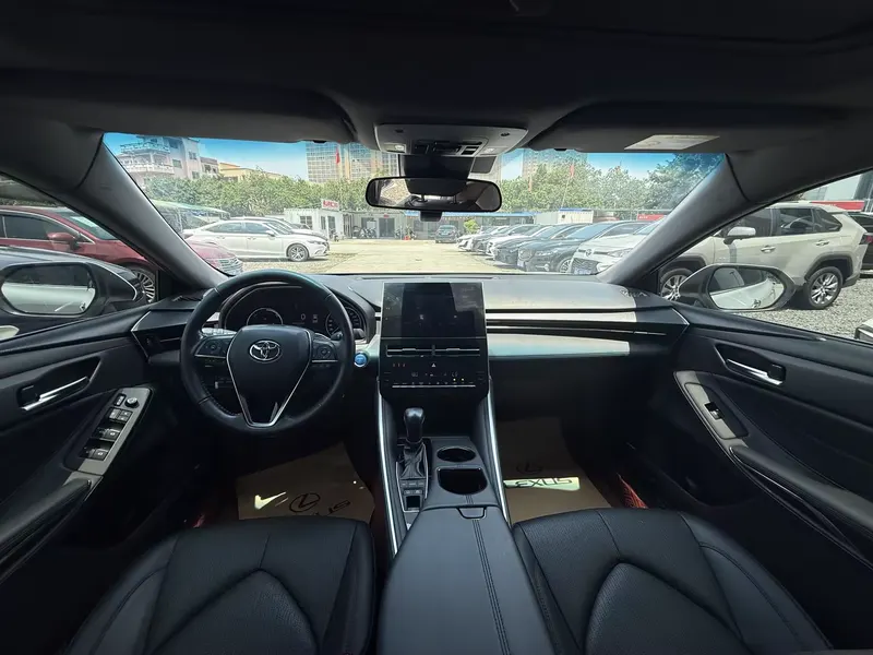 2023 Toyota Avalon Hybrid 2.5L — interior photograph 5 of 9