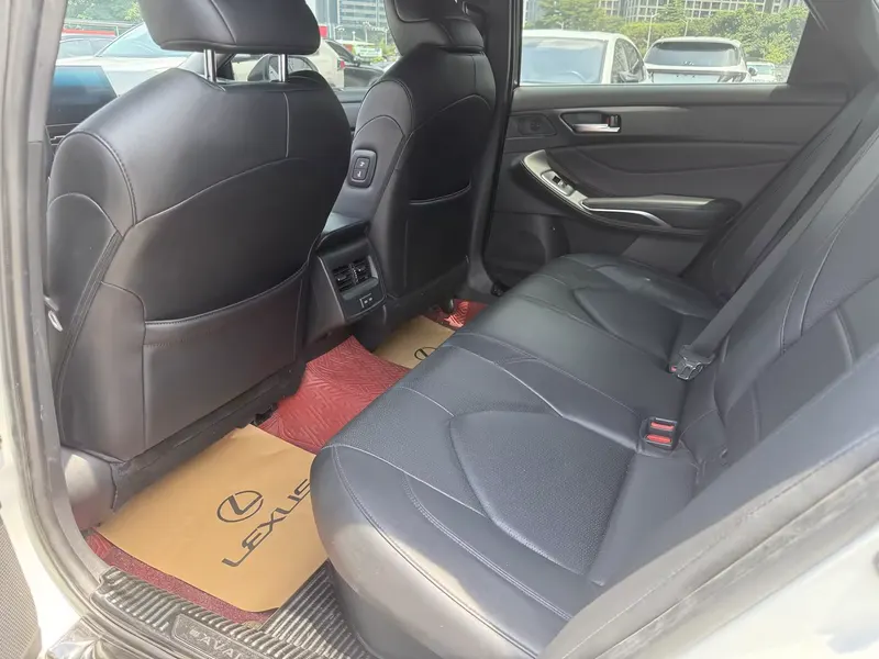 2023 Toyota Avalon Hybrid 2.5L — interior photograph 6 of 9