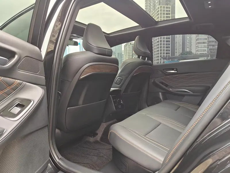 2024 Toyota Avalon Hybrid 2.0L Luxury — interior photograph 5 of 9