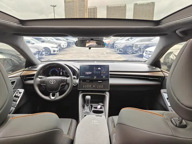2024 Toyota Avalon Hybrid 2.0L Luxury — interior photograph 6 of 9