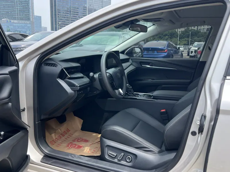 2024 Toyota Camry Hybrid 2.0HE Elite — interior photograph 4 of 9