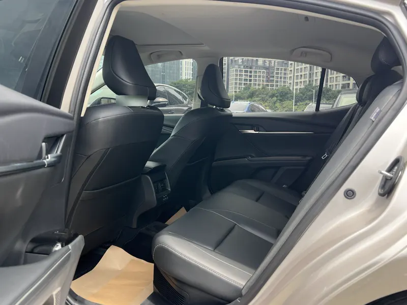 2024 Toyota Camry Hybrid 2.0HE Elite — interior photograph 5 of 9