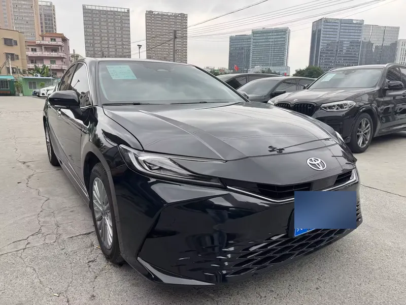 2024 Toyota Camry Hybrid 2.0HGVP Luxury, front three-quarter view
