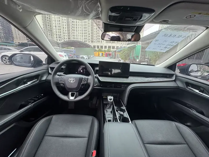 2024 Toyota Camry Hybrid 2.0HGVP Luxury — interior photograph 6 of 9