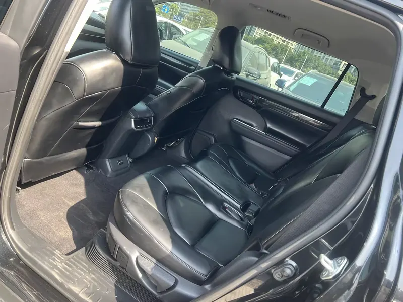 2024 Toyota Highlander Hybrid 2.5L AWD Elite 7-seat — interior photograph 5 of 9