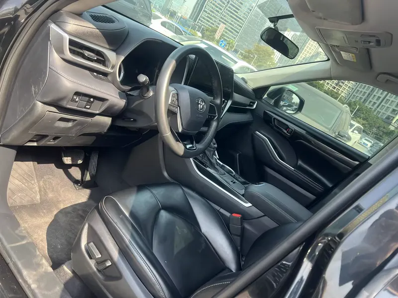 2024 Toyota Highlander Hybrid 2.5L AWD Elite 7-seat — interior photograph 6 of 9