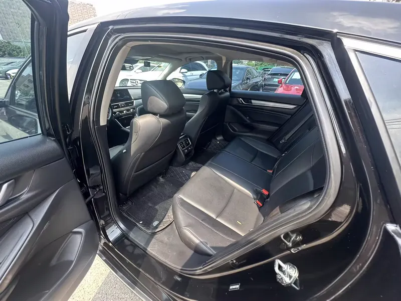 2022 Honda Accord Hybrid 2.0L — interior photograph 4 of 9
