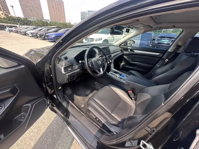 2022 Honda Accord Hybrid 2.0L — interior photograph 5 of 9