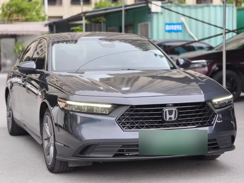 2023 Honda Accord e:PHEV 2.0L ePHEV Smart, front three-quarter view