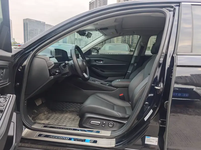 2025 Honda Accord e:PHEV 2.0L ePHEV Premium — interior photograph 4 of 9