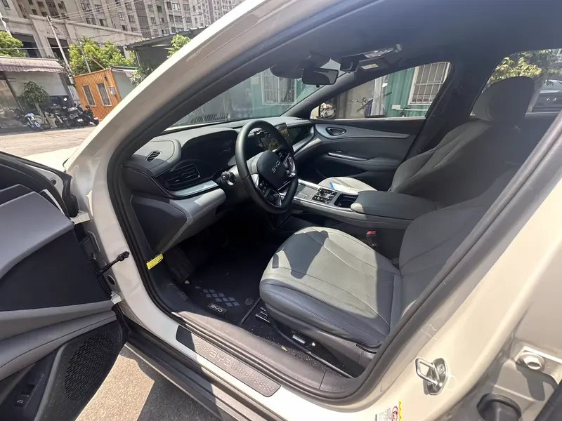 2025 BYD Seal 07 DM-i 1.5L 70km Elite — interior photograph 4 of 9